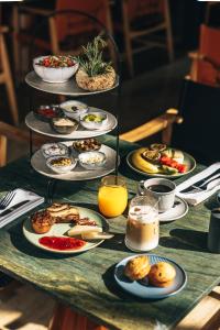 una tavola ricoperta di piatti di cibo e bevande di M Boutique Hotel - Designed for Adults a Paphos