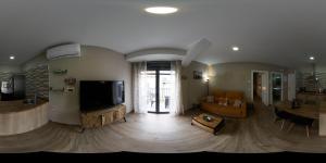 Telewizja i/lub zestaw kina domowego w obiekcie Apartamentos La Chaparrina del Jerte