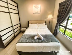 una piccola camera da letto con un letto e una finestra di Groundfloor Poolside Manhattan Ipoh Free Netflix&Carpark a Ipoh