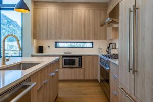 Η κουζίνα ή μικρή κουζίνα στο The Residences at One Twenty Unit 302