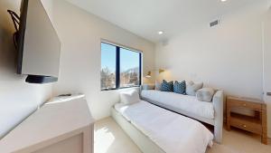 Μια τηλεόραση ή/και κέντρο ψυχαγωγίας στο The Residences at One Twenty Unit 302