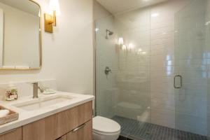 Ένα μπάνιο στο The Residences at One Twenty Unit 302