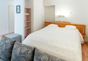 1 dormitorio con 1 cama y 1 sofá en Wilde Guest Apartments Ülikooli 6 en Tartu