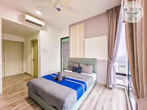 een slaapkamer met een groot bed en een raam bij Mid Valley Southkey Mosaic by Greatday in Johor Bahru