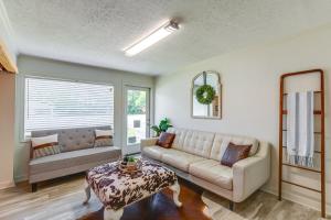 Χώρος καθιστικού στο Quaint Greenbrier Apartment Less Than 24 Mi to Nashville