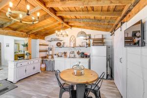 Η κουζίνα ή μικρή κουζίνα στο Quaint Greenbrier Apartment Less Than 24 Mi to Nashville +16 φωτογραφίες