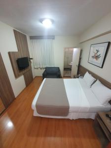 Uma TV ou centro de entretenimento em Via Contorno Hotel