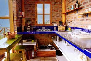 Kuchyň nebo kuchyňský kout v ubytování BAUMHAUS Cabañas rusticas con jacuzzi privado