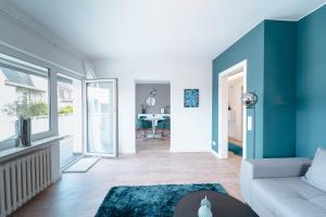 a living room with a couch and a table at Zentral gelegene Ferienwohnung Solingen - Ohligs in Solingen