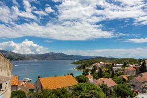 コルチュラにあるBlue Horizon Suit - Korčula townの町と川の景色を望む建物