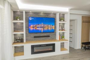コルチュラにあるBlue Horizon Suit - Korčula townの壁に薄型テレビが取り付けられたリビングルーム