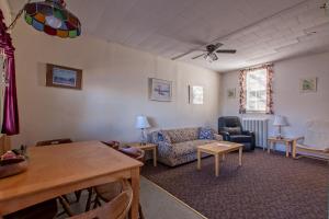 ein Wohnzimmer mit Sofa und Tisch in der Unterkunft Waterside Apts. in Cardigan