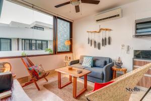 uma sala de estar com um sofá e cadeiras em Private Rooftop 1BR Condo with Stunning Common Areas em Tulum