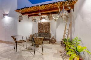 um pátio com cadeiras e uma mesa num quarto em Private Rooftop 1BR Condo with Stunning Common Areas em Tulum