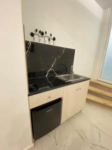 une cuisine avec un évier et un plan de travail dans l'établissement Kejsi Studios, à Ksamil 49 autres photos