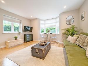 Μια τηλεόραση ή/και κέντρο ψυχαγωγίας στο Roseland Apartment 2