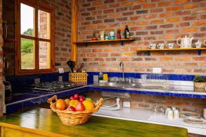 Kuchyň nebo kuchyňský kout v ubytování BAUMHAUS Cabañas rusticas con jacuzzi privado