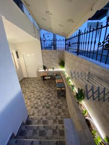 un patio avec des bancs et une table dans un bâtiment dans l'établissement Kejsi Studios, à Ksamil