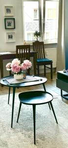 - un salon avec une table et deux chaises dans l'établissement Apartament KonDor Shekspir, à Gdańsk