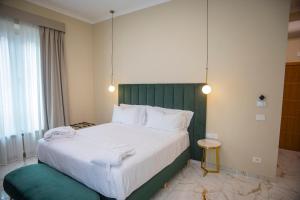Postel nebo postele na pokoji v ubytování Vespucci Palace Roma