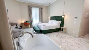 Postel nebo postele na pokoji v ubytování Vespucci Palace Roma