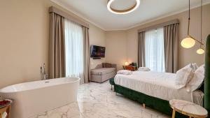 Postel nebo postele na pokoji v ubytování Vespucci Palace Roma