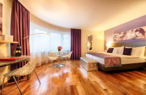 um quarto de hotel com uma cama e uma mesa em Leonardo Boutique Hotel Rigihof Zurich em Zürich