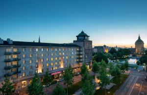 uitzicht op een gebouw in een stad 's nachts bij Leonardo Royal Hotel Mannheim in Mannheim