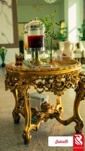 una mesa de oro con una bebida encima en Al Andalus Tolen Hotel en Yeda