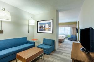 TV a/nebo společenská místnost v ubytování Holiday Inn Express Hauppauge-Long Island by IHG