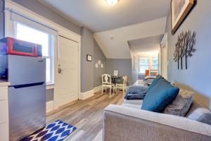 Χώρος καθιστικού στο Historic Jacksonville Retreat about 2 Mi to Downtown!