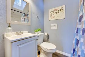 Ένα μπάνιο στο Historic Jacksonville Retreat about 2 Mi to Downtown!