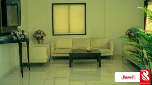 sala de estar con sofá y mesa de centro en Al Andalus Tolen Hotel en Yeda