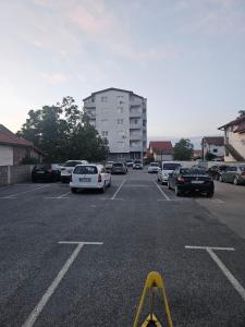 un parking avec beaucoup de voitures garées dans l'établissement Apartman Odmor012, à Požarevac
