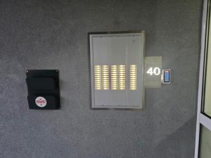 eine Wand mit einer Tür mit Licht in der Unterkunft Apartman Odmor012 in Požarevac