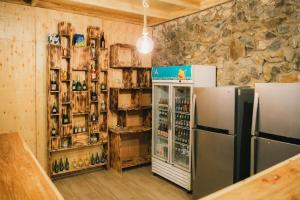 ein Zimmer mit Kühlschrank und Regalen voller Weinflaschen in der Unterkunft Forest Sunset Hotel in Morogoro