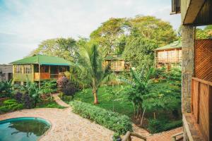 ein Resort mit Swimmingpool und einem Haus in der Unterkunft Forest Sunset Hotel in Morogoro