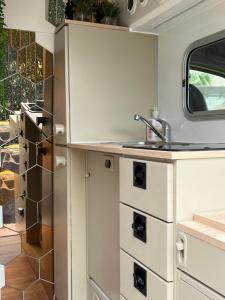 On Road- feel freedom with campervan!的厨房或小厨房