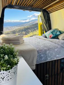 un camper con due letti nel retro di On Road- feel freedom with campervan! a El Guincho