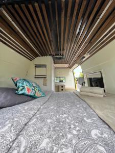 On Road- feel freedom with campervan!客房内的一张或多张床位