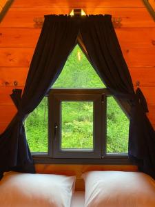 a window in a room with two pillows in a bedroom at Nesli Villa & Bungalow - 1 no'lu Bungalov (1+1) in Rize