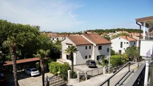Vista ariale di una casa con palme di Apartment in Rovinj 3652-3 a Rovigno (Rovinj)