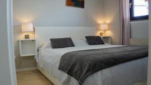 una camera con un letto con due cuscini sopra di Apartment in Rovinj 3652-3 a Rovigno (Rovinj)