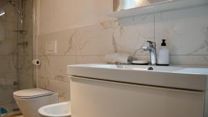 bagno bianco con lavandino e servizi igienici di Apartment in Rovinj 3652-3 a Rovigno (Rovinj)