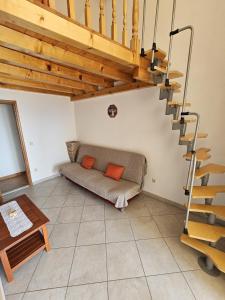 sala de estar con sofá bajo una escalera en Apartment in Duce with sea view, balcony, air conditioning, W-LAN 5067-5, en Duće