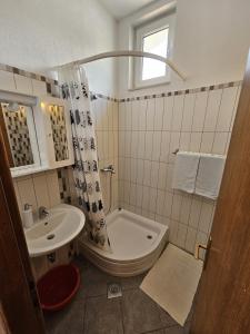 y baño con lavabo, aseo y ducha. en Apartment in Duce with sea view, balcony, air conditioning, W-LAN 5067-5, en Duće