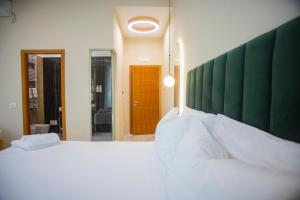 Postel nebo postele na pokoji v ubytování Vespucci Palace Roma