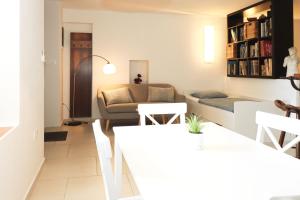 sala de estar con sofá y mesa en Apartment Istra, en Poreč