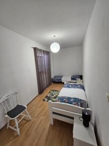 um quarto com duas camas e uma cadeira. em Holiday Home Nena em Drnis