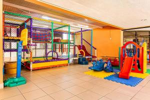 un'area giochi per bambini con parco giochi e scivoli di Studio à beira mar - Hotel Jurerê Beach Village a Florianópolis